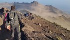 Sismo deja a cientos de personas atrapadas en un volcán