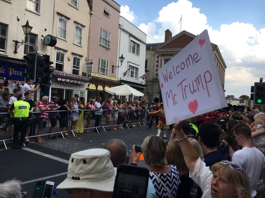 Manifestantes en apoyo a Trump en Windsor. (Crédito: Max Foster)