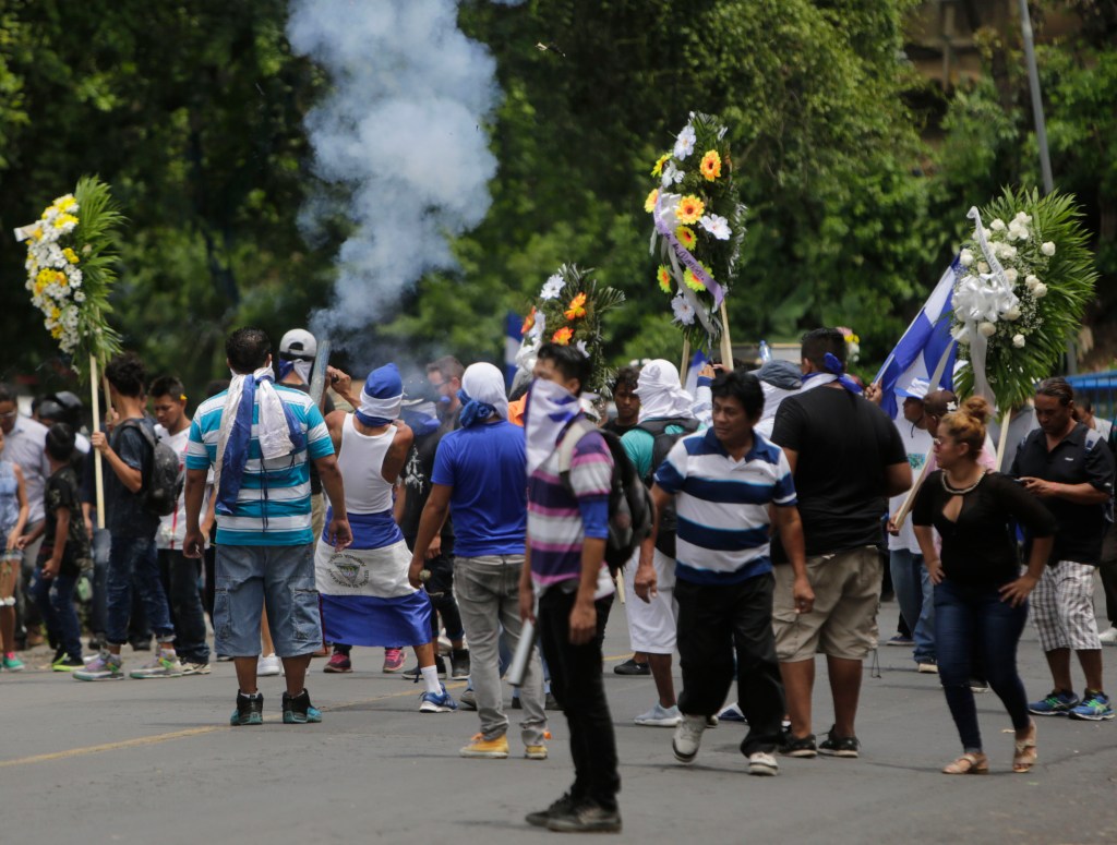 Multitudinario entierro este lunes 16 de julio de uno de los estudiantes muertos durante las manifestaciones contra grupos del Gobierno. (Crédito: INTI OCON/AFP/Getty Images)