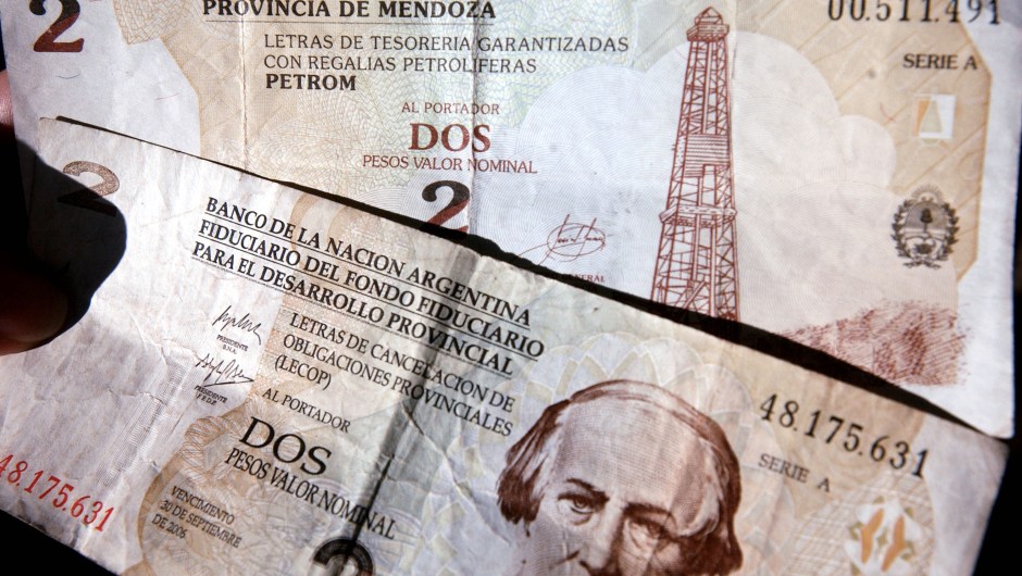 Argentina ha quitado ceros a su moneda cuatro veces en su historia: la primera fue en 1970, cuando quitó dos ceros. Después en 1983 quitó cuatro ceros y, en 1985, tres ceros. La siguiente (y última) fue durante la importante crisis de principios de la década de los 90. En 1992 volvieron a quitar 4 ceros.(Crédito: Darren McCollester/Getty Images)
