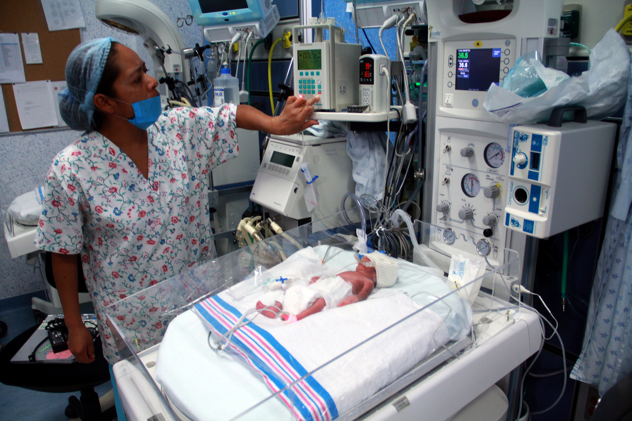 Imagen de archivo de una enfermera con un bebé en Michoacán, México, en 2013. (Crédito: ENRIQUE CASTRO/AFP/Getty Images)