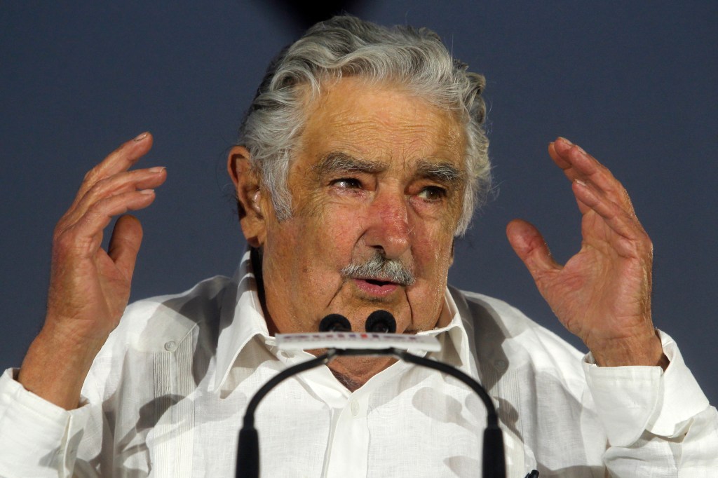 El expresidente de Uruguay José Mujica en una imagen de archivo durante un acto de la campaña electoral de Chile en apoyo del candidato Alejandro Guiller en 2017. (Crédito: CLAUDIO REYES/AFP/Getty Images)