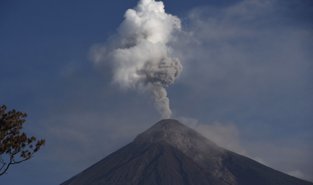 El Volcán Fuego expulsando humo y cenizas el 11 de junio. (Crédito: JOHAN ORDONEZ/AFP/Getty Images)