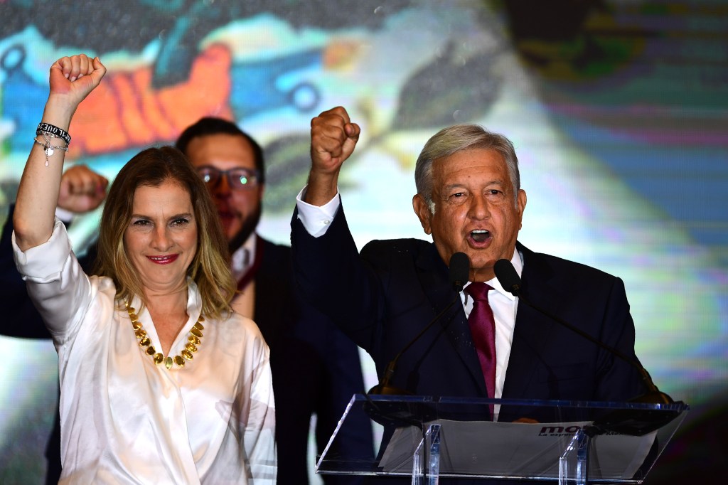 Beatriz Guitiérrez Müller y Andrés Mauel López Obrador en la noche de las elecciones. (Crédito: PEDRO PARDO/AFP/Getty Images)