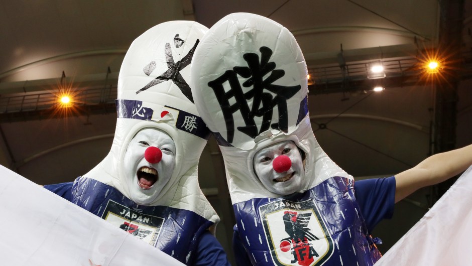 Dos fanáticos de Japón disfrutan de la atmósfera antes del partido contra Bélgica. (Crédito: Catherine Ivill/Getty Images)