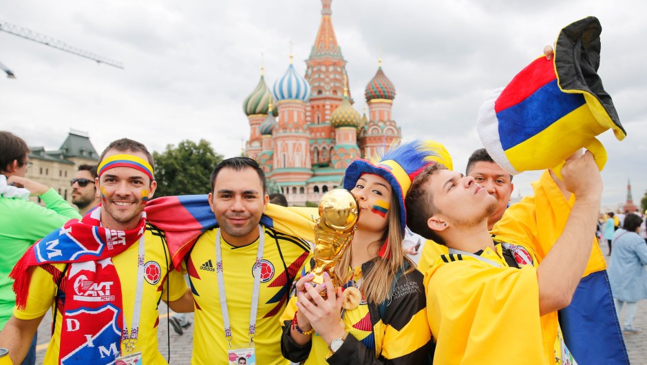 Fanáticos de Colombia en la Plaza roja de Moscú antes del partido de octavos entre su selección y la de Inglaterra. (Crédito: MAXIM ZMEYEV/AFP/Getty Images)