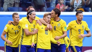 El equipo de Suecia celebra su primer gol ante Suiza: lo marcó Emil Forsberg en el minuto 66. (Crédito: PAUL ELLIS/AFP/Getty Images)