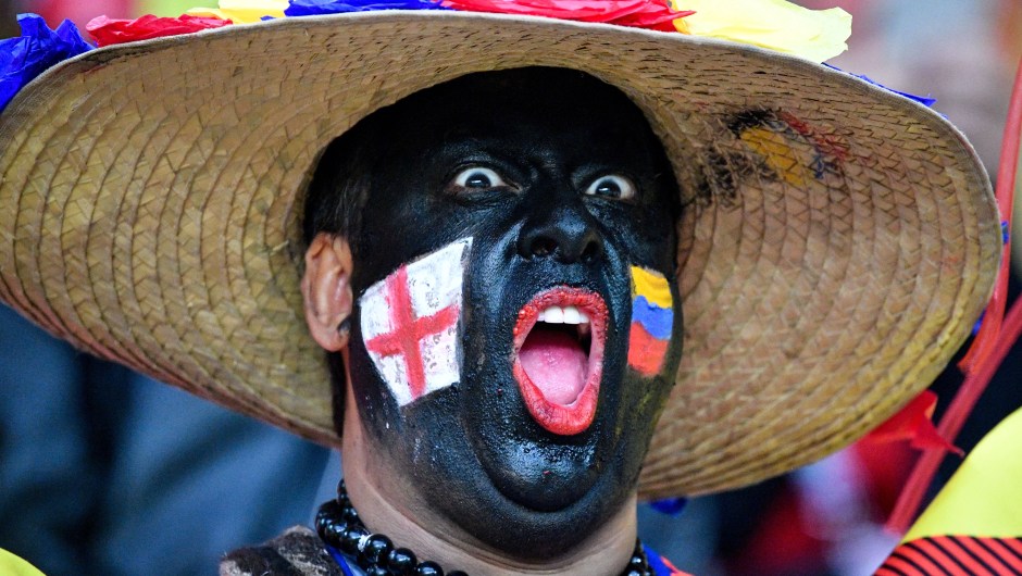 Un hombre con las banderas de Inglaterra y Colombia antes del partido que enfrentará a ambas selecciones. (Crédito: ALEXANDER NEMENOV/AFP/Getty Images)