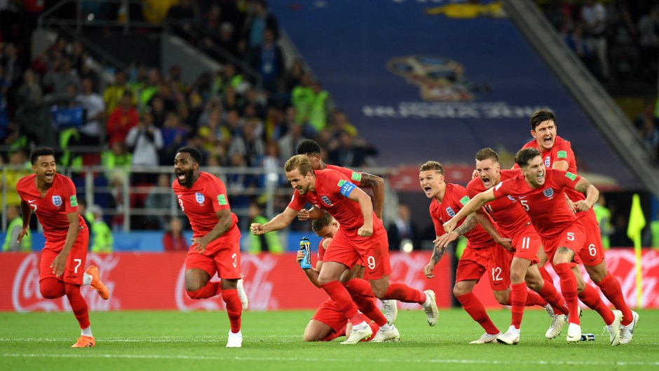 El equipo de Inglaterra celebra pasar a cuartos de final tras ganar a Colombia en los penales. (Crédito: Matthias Hangst/Getty Images)