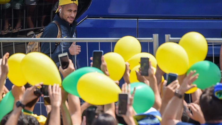 Los fanáticos de Brasil aplauden a Neymar cuando llega a su hotel de concentración antes del partido ante Bélgica. (Crédito: LUIS ACOSTA/AFP/Getty Images)