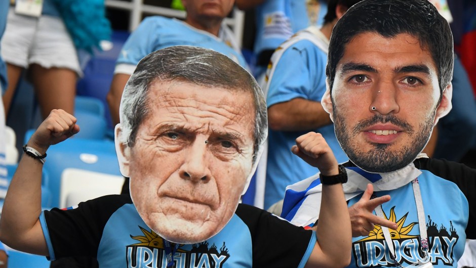 Fanáticos de Uruguay con caretas gigantes del entrenador de la selección, Oscar Washington Tabárez, y del delantero Luis Suárez antes del partido ante Francia. (Crédito: MARTIN BERNETTI/AFP/Getty Images)