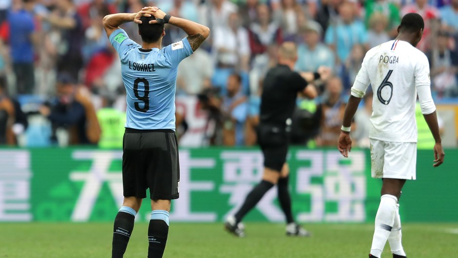 El uruguayo Luis Suárez se echa las manos a la cabeza cuando Francia va ganando por dos goles a cero casi al terminar el partido. (Crédito: Richard Heathcote/Getty Images)