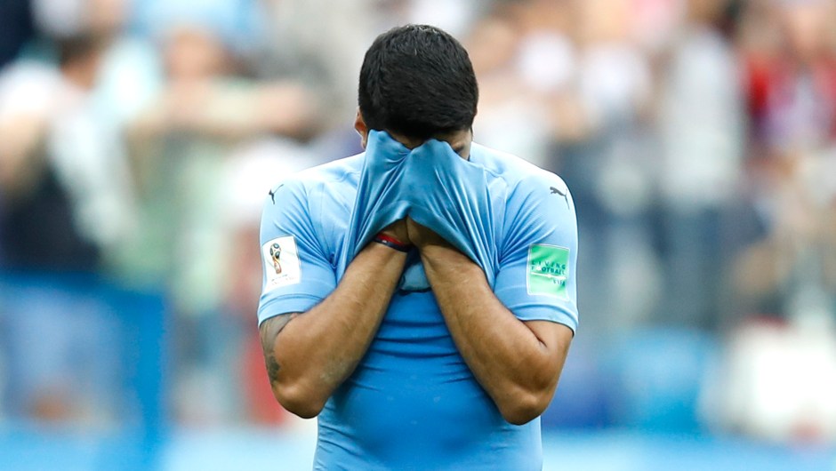Luis Suárez de Uruguay se tapa la cara tras perder en los cuartos de final contra Francia. Julian Finney/Getty Images)