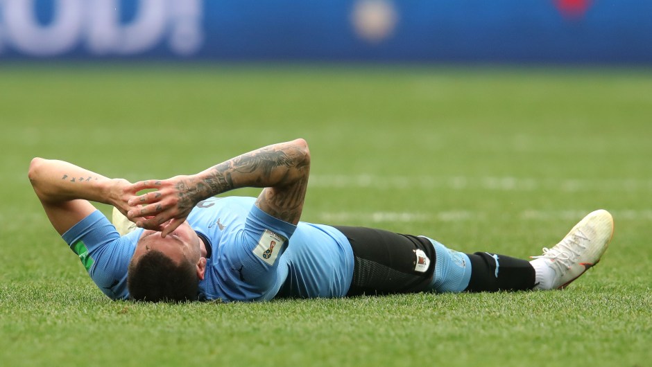 El uruguayo Jose Gimenez llora en el suelo tras perder en los cuartos de final. Francia se enfrentará al que gane en el partido entre Brasil y Bélgica. (Crédito: Alexander Hassenstein/Getty Images)