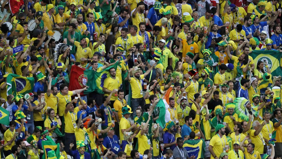 La grada de los fanáticos de Brasil es un hervidero antes del partido contra Bélgica. El ganador del encuentro pasa a semifinales y se enfrentará a Francia. (Crédito: Kevin C. Cox/Getty Images)