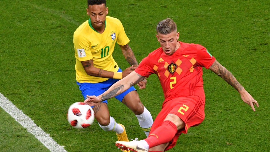 Neymar, de Brasil, y Toby Alderweireld, de Bélgica, se enfrentan en los primeros minutos del partido entre ambas selecciones. El ganador irá a semifinales. (Crédito: SAEED KHAN/AFP/Getty Images)