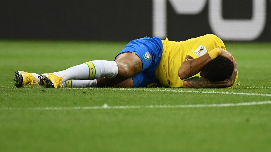 Neymar, jugador de Brasil, en el suelo durante el partido contra Bélgica. El jugador ha sido objeto de burlas por las veces que se tira al suelo y se queja de faltas. (Crédito: JEWEL SAMAD/AFP/Getty Images)