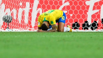 Neymar llora tras perder Brasil en cuartos de final contra Bélgica, que se enfrentará a Francia en semifinales. (Crédito: MANAN VATSYAYANA/AFP/Getty Images)