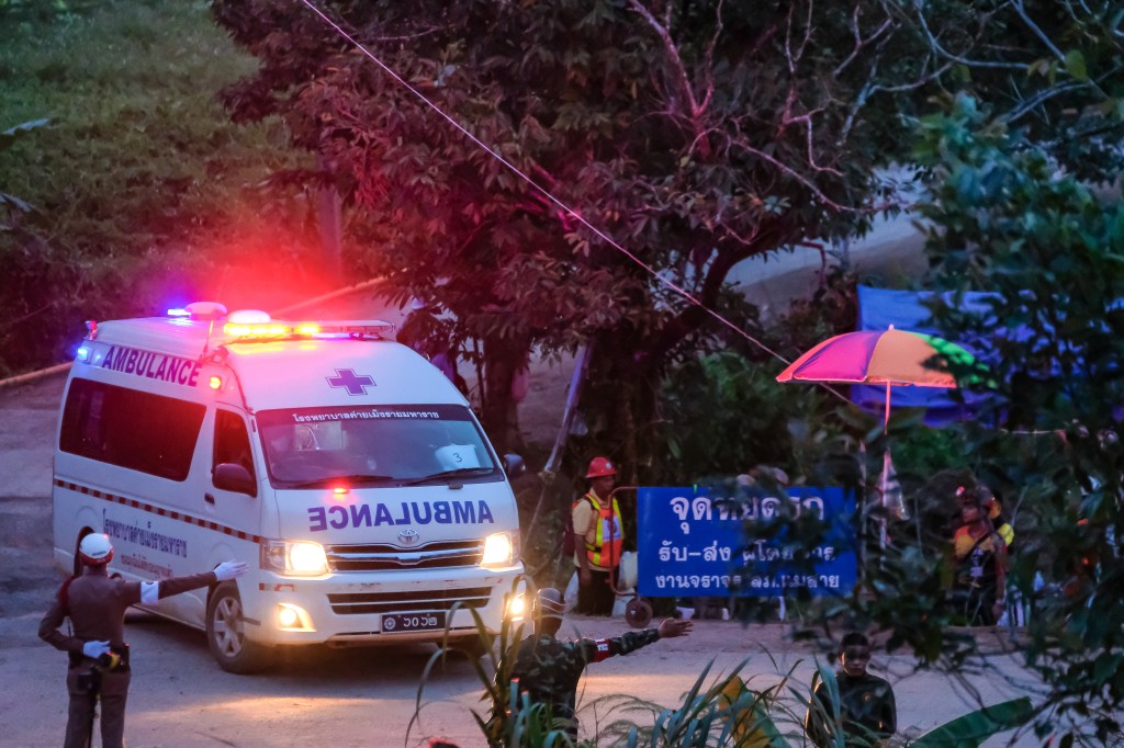 Las ambulancias llevaron a los niños rescatados del sistema de cuevas