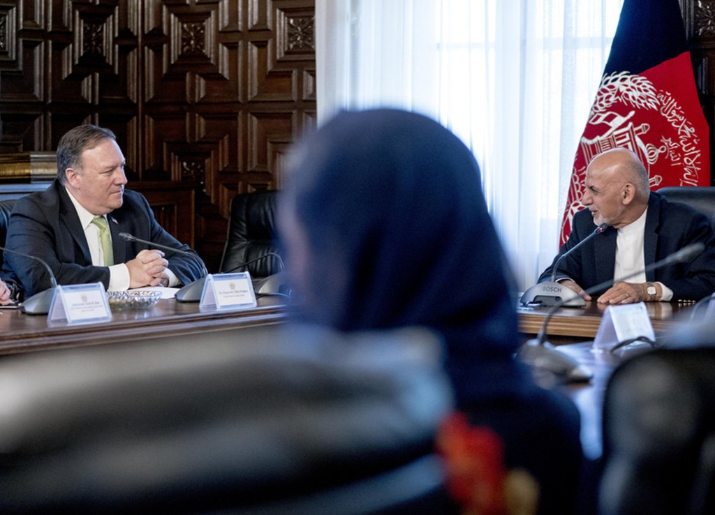 Mike Pompeo, secretario de Estado de EE.UU., durante una reunión con Ashraf Ghani, presidente de Afganistán, este lunes. (Crédito: ANDREW HARNIK/AFP/Getty Images)