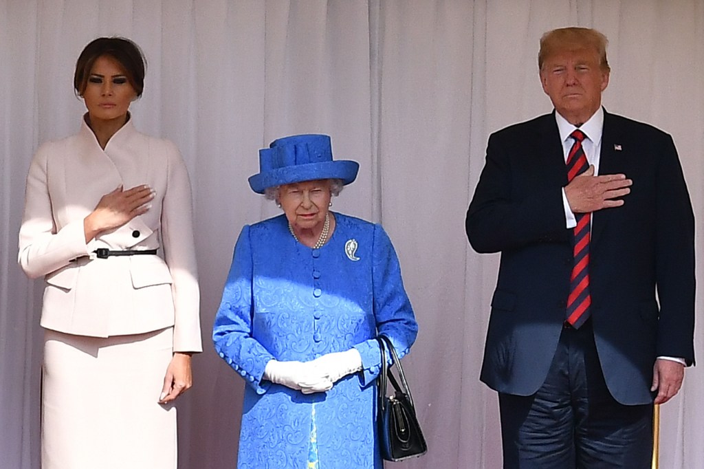 Isabel II de Inglaterra escucha junto a Donald y Melania Trump el himno nacional de Estados Unidos interpretado por la Guardia Real este 13 de julio de 2018. (Crédito: BEN STANSALL/AFP/Getty Images)