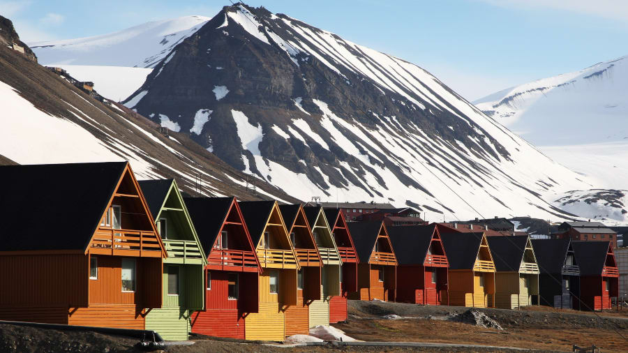 Longyearbyen, Noruega: casi 1.000 kilómetros al sur del Polo Norte, esta comunidad fue fundada en 1906 por el estadounidense John Munroe Longyear (de ahí el nombre).