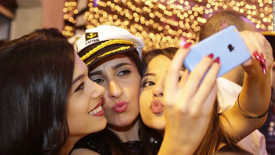 Un grupo de chicas se hace un selfie.