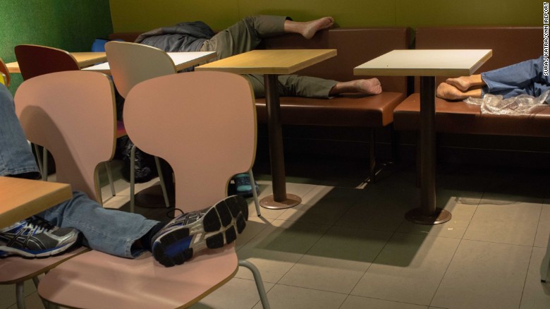 Personas durmiendo en un McDonald's en 2015.