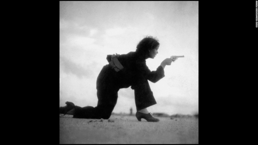 Fotografía tomada por Gerda Taro en la que se ve a una miliciana entrenando en Barcelona durante la Guerra Civil.