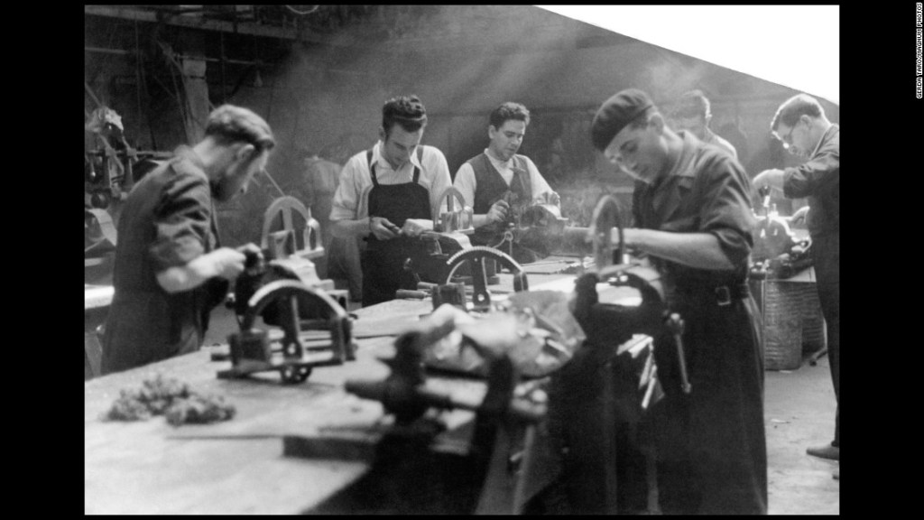 Hombres trabajan en una fábrica en Madrid en 1937. En ese año, Madrid resistía ante el ejército de Franco.