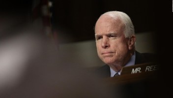 ¿Por qué John McCain tomó la decisión de discontinuar su tratamiento?