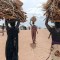 Mujeres de Sudán del Sur tienen que recoger leña del bosque para poder cocinar, pero se enfrentan a la posibilidad de que las violen. (Crédito: Hannah Reyes Morales).