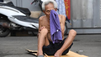 Un anciano se limpia la cara con una toalla durante un día caluroso en un barrio residencial de Seúl.