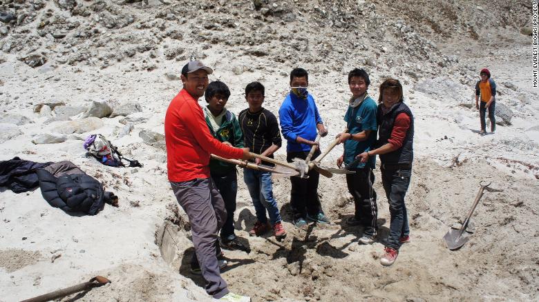 InvestigadInvestigadores de las universidades de Seattle y Katmandú han llevado a cabo pruebas para ver si la tecnología funciona. Porter estima que el primer digestor costará como medio millón de dólares.ores del Proyecto de Biogás del Monte Everest prueban el suelo en Gorak Shep.