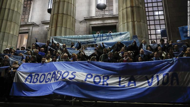 August 6, 2018 - Buenos Aires, Argentina - Dozens of people, members of groups against the approval of legal abortion, participate in a rally, in front of the Faculty of Law of the University of Buenos Aires, Argentina, 06 August 2018. The decriminalization and legalization of abortion faces its final vote in the Argentine Senate on August 8, after overcoming the first vote, in the Chamber of Deputies, in June. (Credit Image: ?? David Fern????Ndez/EFE via ZUMA Press)