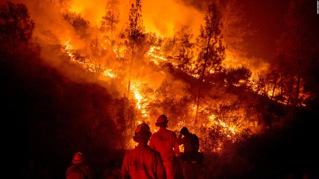 California, bajo el azote de 17 grandes incendios