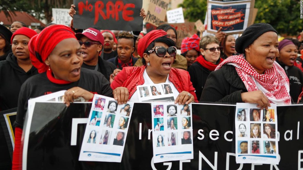 Mujeres sudafricanas protestan contra la violencia de género en Ciudad del Cabo, Sudáfrica, el 1 de agosto de 2018. (Crédito: EPA-EFE/NIC BOTHMA)