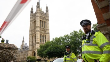 Carro se estrella con vallas del Parlamento británico