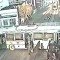 Video impactante: un tren casi pisa un bus