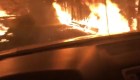 Padre e hijo conducen a través del fuego para escapar de un parque en llamas