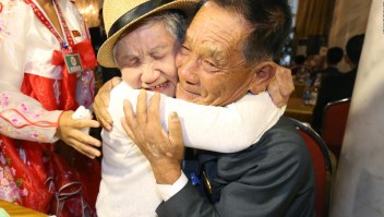 Madre se reencuentra con su hijo después de 68 años