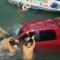 Así fue el rescate de un auto que cayó al mar
