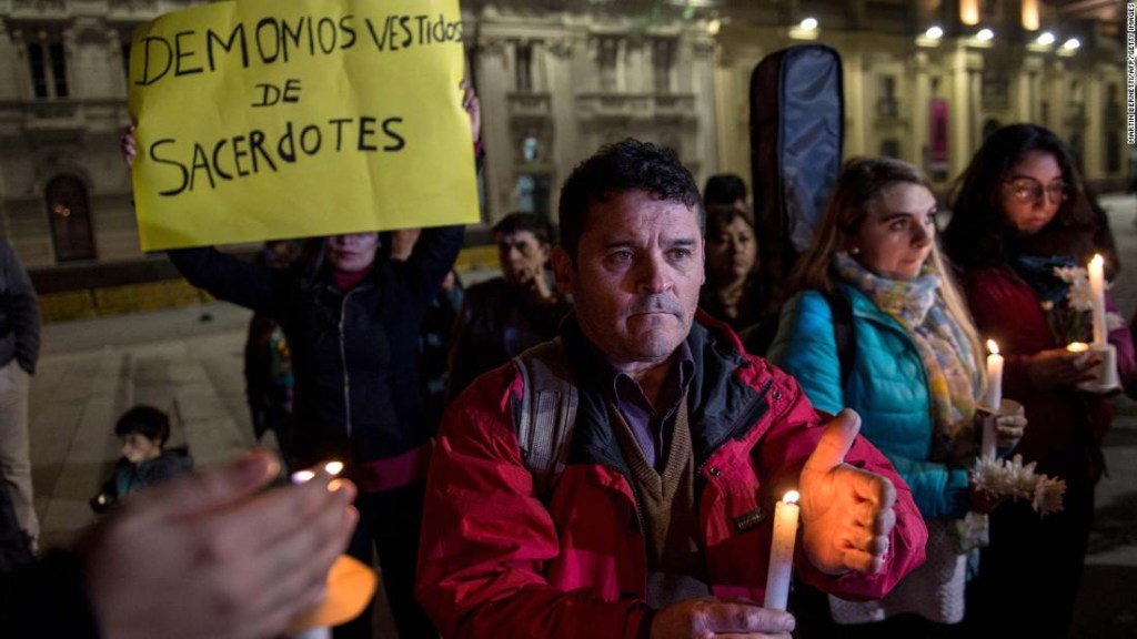 Un manifestante sostiene una pancarta que dice "Demonios disfrazados de sacerdotes" durante una protesta contra el escándalo de abuso sexual en Santiago de Chile. (Crédito: MARTIN BERNETTI/AFP/Getty Images)