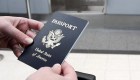 EE.UU. niega pasaportes a un número creciente de estadounidenses en la frontera