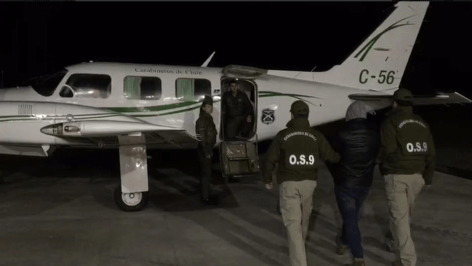 Carabineros acompañando al detenido por presuntamente hacer llamados con falsas bombas en vuelos. (Crédito: Carabineros de Chile)