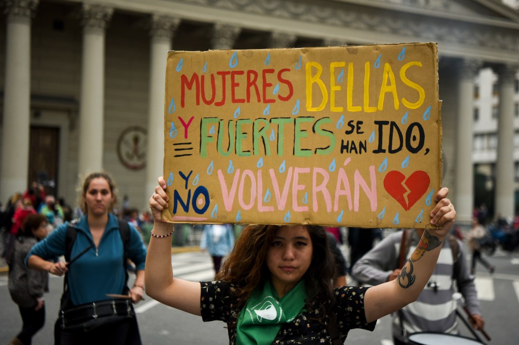 Manifestación en contra de la violencia de género y los feminicidios en Argentina, en abril de 2018. (Crédito: EITAN ABRAMOVICH/AFP/Getty Images)