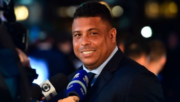 Brazil's former player Ronaldo Luis Nazario de Lima gives an interview as he arrives for The Best FIFA Football Awards ceremony, on October 23, 2017 in London. / AFP PHOTO / Glyn KIRK (Photo credit should read GLYN KIRK/AFP/Getty Images)