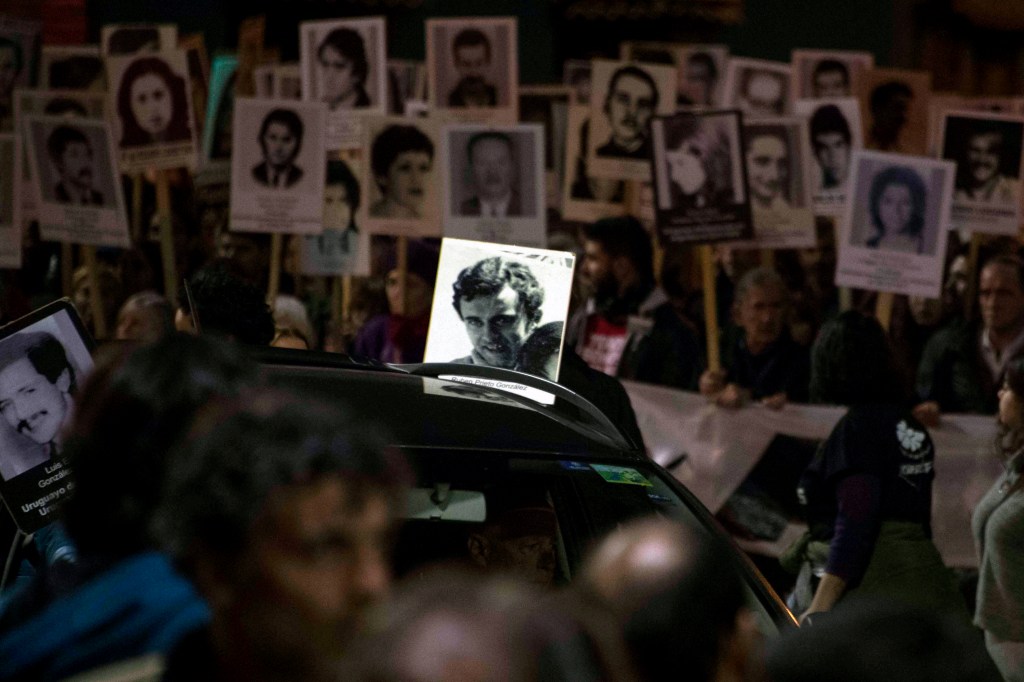Manifestación por las desapariciones durante la dictadura de Uruguay. (Crédito: PABLO PORCIUNCULA BRUNE/AFP/Getty Images)