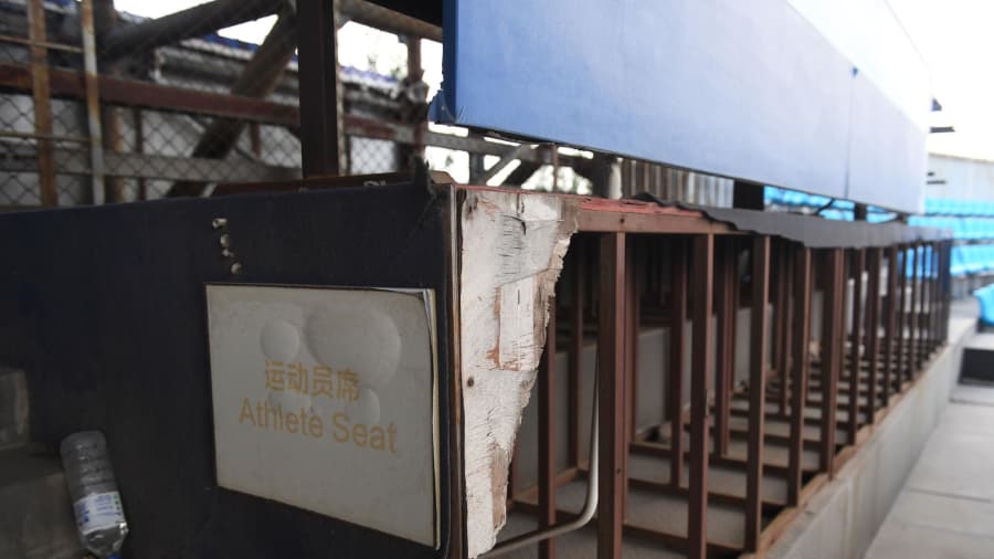 Dilapidada: el área de asientos de los atletas dentro del estadio de voleibol de playa construido para los Juegos está cada vez en peor estado.