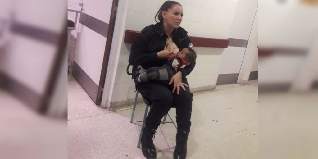 Imagen de la agente de Policía amamantando a un bebé ajeno en Buenos Aires. (Crédito: Marcos Heredia)